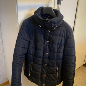 Vårjacka  - Säljer en marinblå vårjacka, då den inte kommer till användning längre. Den är inte helt felfri då dragkedjan har fastnat i jackfickan, som man ser på bilden men annars är den jätte fin och inget fel på den.  