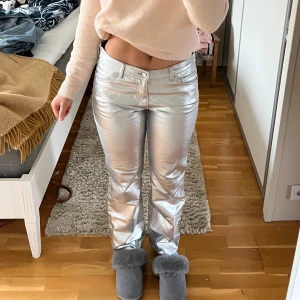 Silver byxor  - Säljer dessa silvriga byxor från Gina Tricot i nyskick-använt. Storlek 38. Storlekarna: Midjemått: 76 cm. Höftmått: 100 cm. Innerbenslängd: 78 cm. Nypris på hemsidan 599 kr. Använd gärna ”köp nu” funktionen