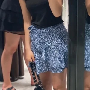 Knytkjol, volang - Mörkblå volangkjol med knytband 🩵som ny!