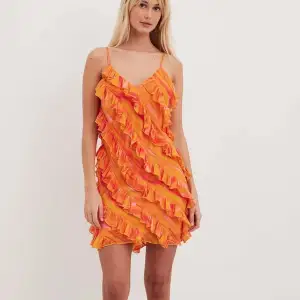 Säljer denna superfina klänningen från NA-KD som var väldigt populär förra sommaren ☀️. Den är helt slutsåld på hemsidan. Passar perfekt nu till sommaren 🧡 Storlek 38. Endast använd 1 gång så den är i väldigt bra skick 🧡