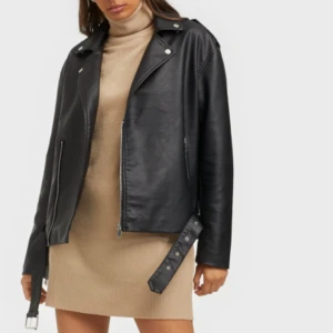 Skinnjacka  - Skinnjacka från Nelly i en oversized passform. Nyskick. Storlek 36. Nypris 799kr 