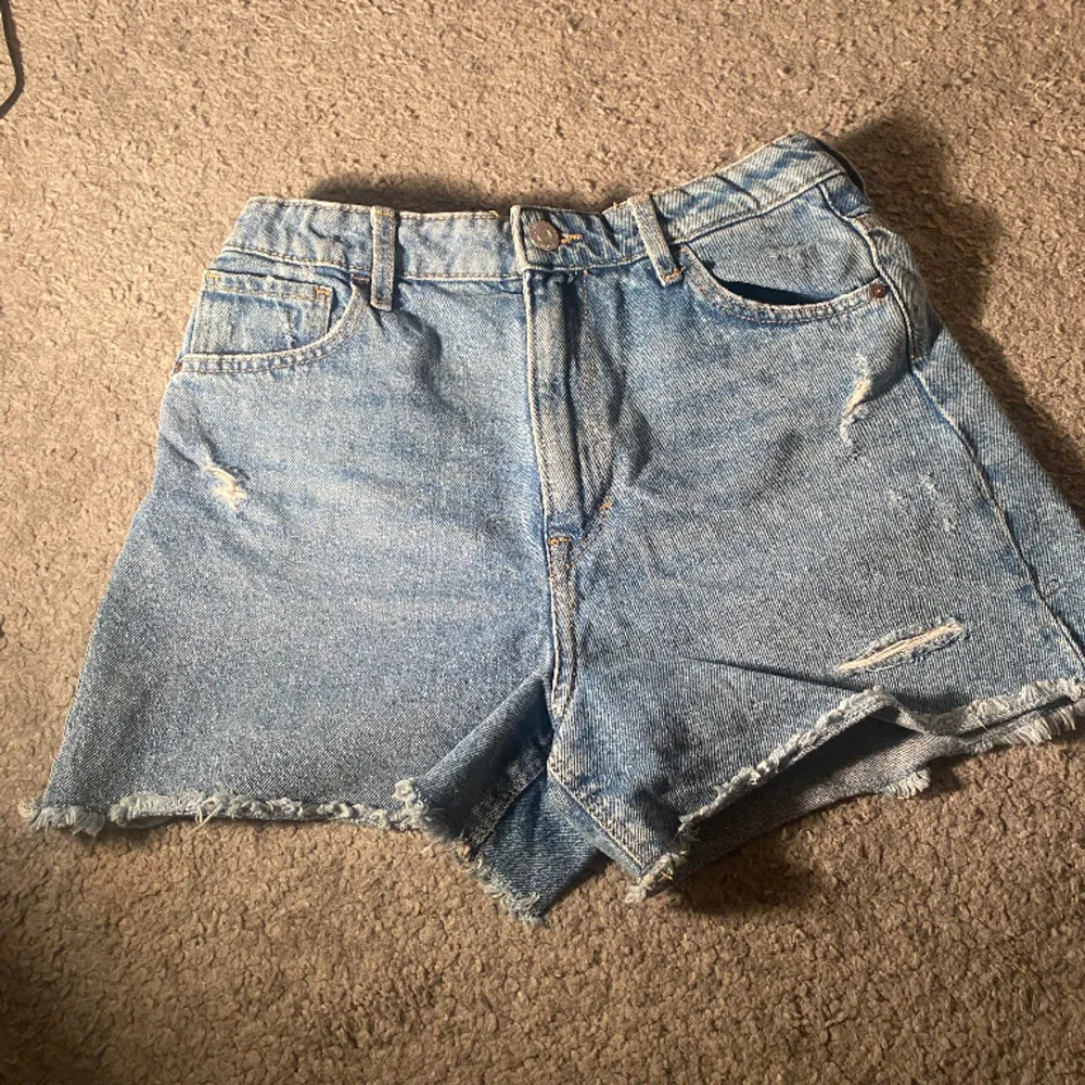 Säljer dessa super fina och bekväma jeans shortsen som tyvärr inte kommer till användning längre då de ej passar och därav ingen bild på! Men de är i bra skick! Hör av dig vid intresse 💗. Shorts.