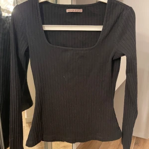 Tröja - Säljer denna jättefina toppen, inga defekter på tröjan och i superbra skick 💓
