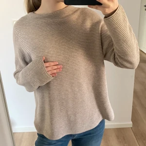 Stickad tröja - Stickad beige tröja i storlek L men skulle säga att den är som en M (jag bär S vanligtvis för referens). Använd endast 2 gånger. 