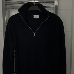 Half zip soft goat  - Mörkblå half zip från märket soft goat Bra skick Storlek s Kvitto finns
