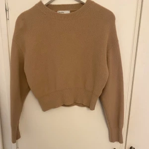 Stickad tröja  - Jätte mysig tröja, köpt från bershka🥰Säljer den pågrund av att den inte kommer åt användning💕