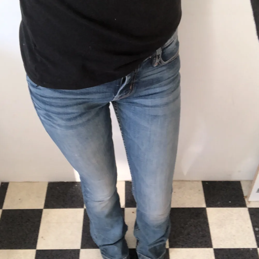 Hej säljer dessa jätte fina crocker jeans  bout cut, säljer för dem inte kommer till användning fint skick inga defekter jag är 158 är lite längre på bena men de funkar men midja är 26 och ben 33  hör av dig vid minsta intresse❤️☺️tar Swish!❤️. Jeans & Byxor.