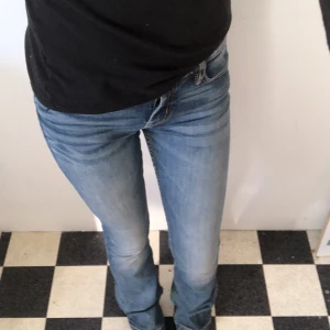 Jeans  - Hej säljer dessa jätte fina crocker jeans  bout cut, säljer för dem inte kommer till användning fint skick inga defekter jag är 158 är lite längre på bena men de funkar men midja är 26 och ben 33  hör av dig vid minsta intresse❤️☺️tar Swish!❤️