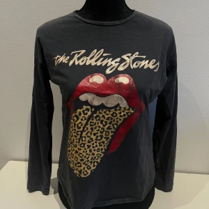 UNIK TRÖJA MED LEOPARD MÖNSTER - Säljer denna as coola långärmade tröja från Zara som inte säljs längre🌟 Tröjan är använd fåtal gånger och i bra skick🌟 sitter som en xs ungefär💕