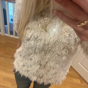 Fintopp - T-shirt med paljetter och fjädrar 🤩🤩från Zaras barnavdelning och i mycket bra skick då jag endast använt den en gång!