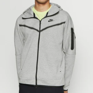 Nike tech fleece  - Säljer min Nike tech då den inte kommer till användning. Inga defekter. Köpt för 1000 säljer för 600. Skriv för fler bilder.
