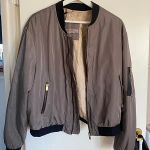 Bomberjacka - Säljer denna snygga bomberjacka från Zara! Perfekt mot våren☺️ inga tecken på använding