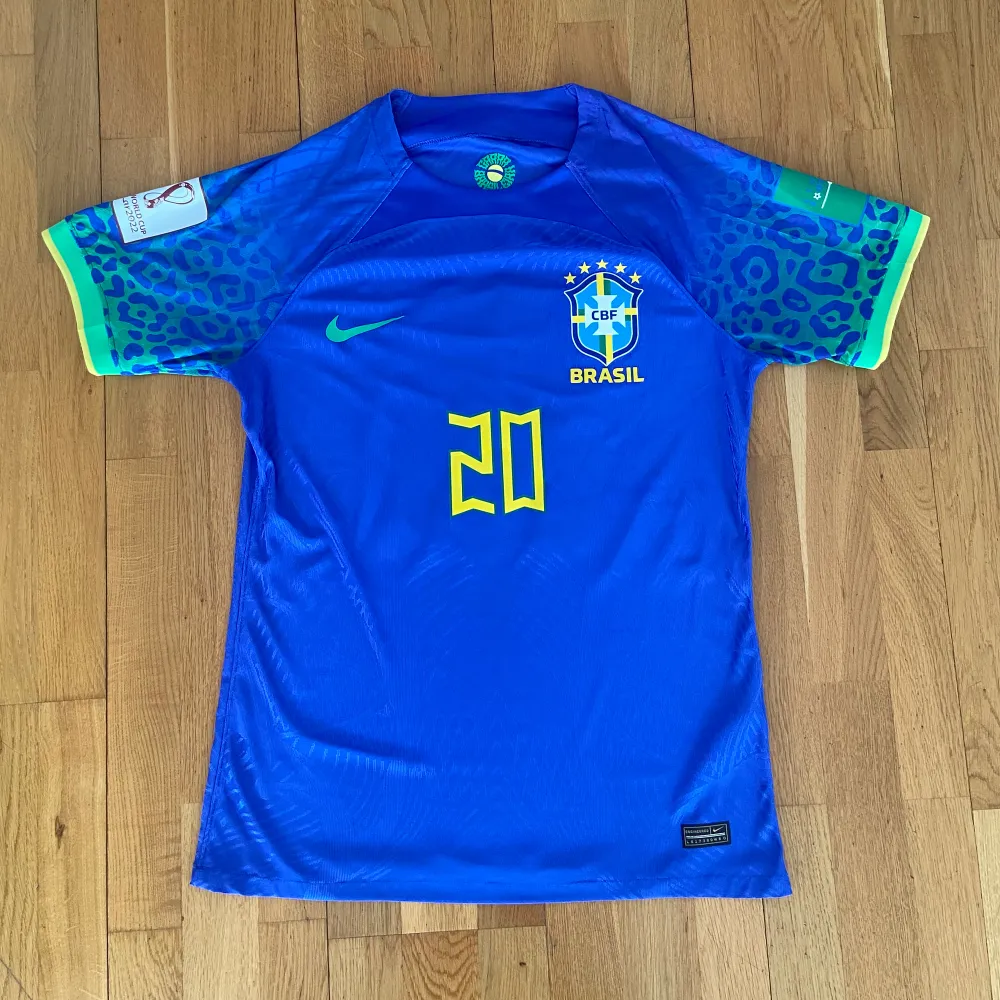 Säljer denna riktigt feta vinicius jr Brasilien tröja som jag fick. Tröjan har  även world cup badges.  Knappt använd storlek L men skulle säga att den är mer M . T-shirts.