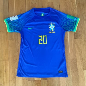 Vinicius jr Brasilien fotbollströja  - Säljer denna riktigt feta vinicius jr Brasilien tröja som jag fick. Tröjan har  även world cup badges.  Knappt använd storlek L men skulle säga att den är mer M 