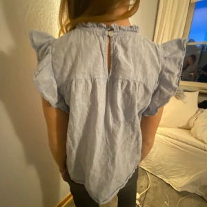 Monoprix ljusblå blus - Bra skick och fin blus som passar till mycket 