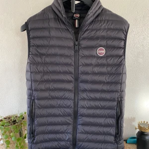 Colamr väst  - |Tja Säljer nu min colmar väst| västen är i ny skick eoch Inga skavanker alls ny pris 2500| västens är i storlek 48 men är inte säker men den passar M| vid minsta lilla fråga är de bara höra av sig|