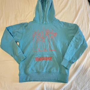 Distressed hoodie - Söt sliten hoodie med coolt motiv