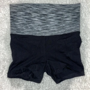 Träningsshorts - Gina tricot 