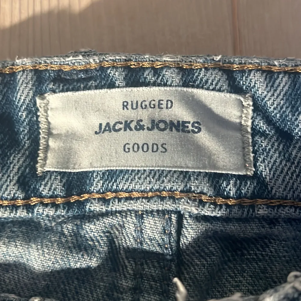 Priset kan diskuteras!! Jack & Jones Jeans i storlek 30/34. Använda i typ 4 månader. 8/10 i skick. Jag är 193 cm och de är 15 cm för korta.  Ny pris: 1000kr Säljs för: 289kr /Skicka om du har några frågor 🙃. Jeans & Byxor.
