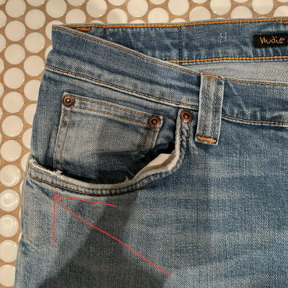 Feta jeans från Nudie i slimfit! Storleken är 32 i midjan och 32 i längden, inga defekter förutom smått vid fickorna (se bild 3) Fråga gärna om ni har funderingar!. Jeans & Byxor.