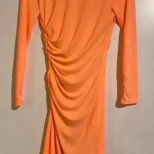 Orange klänning från Zara
