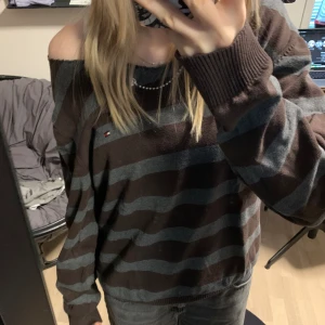 Offshoulder crewneck - Brun och grå randig crewneck från Tommy Hilfiger, klippt i nacken för att bli offshoulder🎀 Storlek M! Svarar gärna på frågor om mått, prisförslag osv❤️