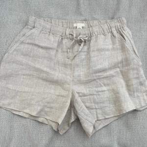 Säljer ett par beiga Arket shorts i linne, storlek XS. Mycket fint skick. Säljer matchande skjorta, kan gå ner i pris vid köp av båda. Nypris 390kr, mitt pris 150kr Frakt tillkommer