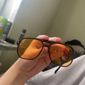Ett par feta solglasögon från Ensaroje, Helt nya och oanvända, förpackning följer med, skriv om ni har frågor 