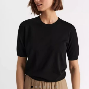 Finstickad kortärmad tröja  - Stickad kortärmad tröja från Lindex. Knappt använd. Storlek M men passar nästan vem som hälst beroende på hur man vill att den ska sitta💕