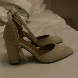 Beigeaklackskor  - Beigea klackskor i strlk 36. Använda typ 3 ggr men fof rena och fina. 