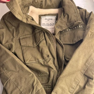 Army Zadig Voltaire jacka - Nu säljer jag min jacka som tyvärr är för liten💗Nästan aldrig använd och är i jättebra skick🥂nypris ca 4000kr💗priset kan diskuteras🎉