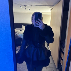 Jacka  - En skinn imitation jacka med fusk päls väldigt fint skick knappt använd vet tyvärr inte vart den är inköpt!  Det står att storleken är L i den men jag har S i tröjor och bild finns när jag har den på mig! 