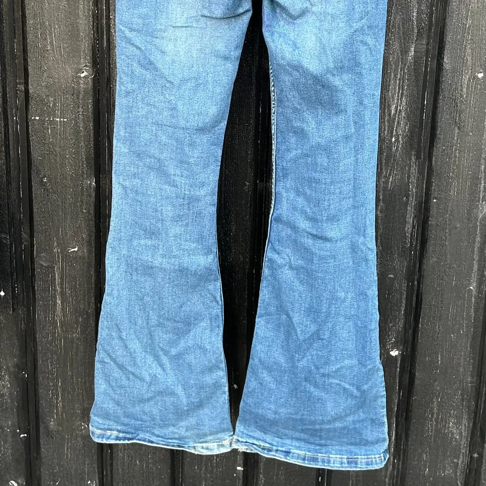 Säljer dessa blåa jeans från lager 157. Byxorna är använda fåtal gånger och är i mycket bra skick. Köpte byxorna för 300kr och säljer de för 90kr. Jeans & Byxor.