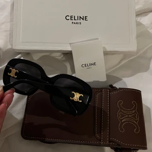 Celine Solglasögon - Endast testade Celine Triomphe 06 solglasögon. Allt medföljer. Fick i present men säljer då de ej kommer till användning  Nypris 4850 sek