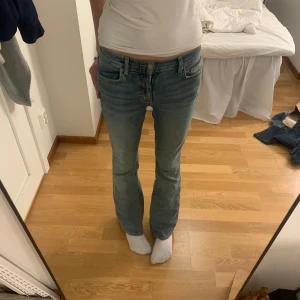 Gina Tricot jeans  - Fina Gina Tricot bootcut jeans i tall och är i storlek 36 xs/s och är ljus blå🩵