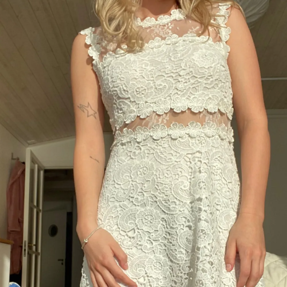 Supersöt vit miniklänning med mycket fina detaljer. Perfekt student/examensklänning. Säljer då den är lite för liten på mig. Passar storlek XS/S. Bra skick . Mekot.