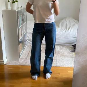 Snygga jeans från monki i storlek 26 i nyskick! Köptes för ett par år sedan, men har inte kommit till användning. Sista bilden visar färgen bäst 🌟