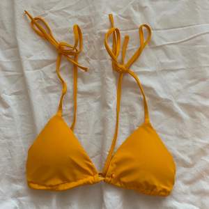 Gul/orange bikini överdel som är justerbar i ryggen. Den är endast använd ett fåtal gånger. Vet ej exakt storlek men tror mellan xs-s💕Skriv gärna vid frågor! 