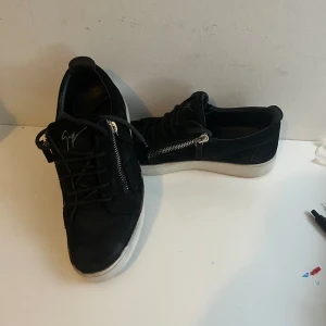 Giuseppe Zanotti - 41, svart mocka. Finns kvitto 