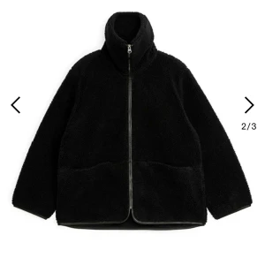 Arktet teddyjacka - Säljer min älskade jacka från arket! Supertrendig och snygg, samt i nyskick då den inte kommer till användning! perfekt nu till våren💐 Köpt för 1590kr säljer för 1200kr☺️🥰 Vid snabb affär går pris att diskutera!🩷