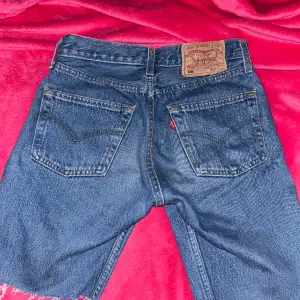 Vintage Levis shorts, vet inte storlek men skulle nog passa nån med xxs-xs! Fråga gärna om måtten 💞
