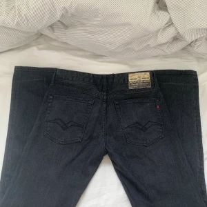 Straight Jeans - Svin snygga svarta jeans från replay som inte kommer till använding, köpta vintage, men i toppskick!💕