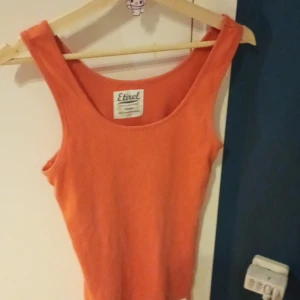 00s linne  - 00tals linne i storlek m som är ALLEDES för stort på mig. Tvättar innan frakt. Ser orange ut på bild men är korall rosa irl. Lämna gärna omdöme♥️♥️♥️♥️♥️♥️♥️♥️