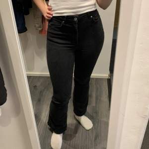 Ett par stretchiga, svarta bootcut-jeans med hög midja från Cubus i storlek M. Ganska välanvända men i bra skick. Säljer då de är för korta i benen för mig (är 1.74) 🌻