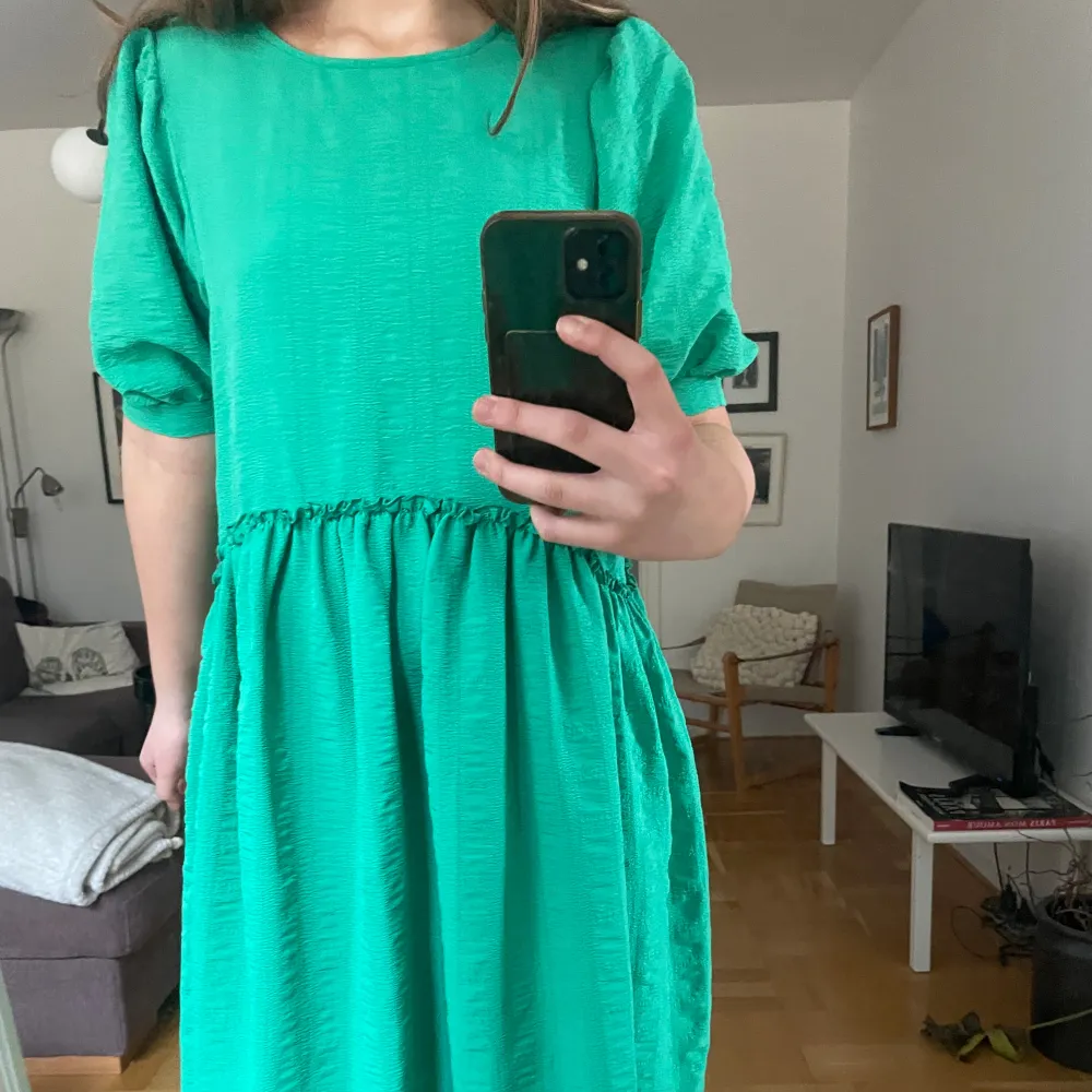 Säljer denna super fina turkos grön/lime grön aktiga klänningen då den bara använts fåtal gånger. Klänningen har inga defekter och är ganska stor i storleken så passar någon som har xs-s (eventuellt m) hör gärna av dig vid eventuella frågor🫶.. Klänningar.