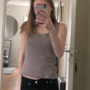 Stickad topp  - Säljer detta jätte snygga stickade linnet. Priset går att sänka vid snabb affär!❤️