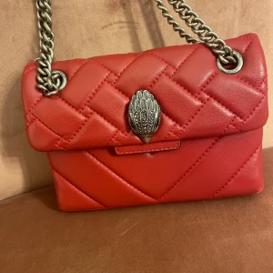 Kurt Geiger väska - Röd Kurt Geiger väska. Har inte alls kommit till användning mycket och har inga defekter. Bara att skrica för mer bilder. Pris går att diskutera