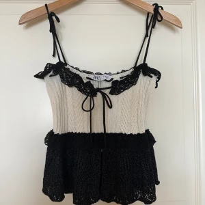 Zara topp - Säljer denna slutsålda och helt oanvända topp! Supersnygg men har aldrig fått användning för den (vilket kan ses på prislappen.) storlek s. Frakt betalas av köparen. Pris kan ev diskuteras.