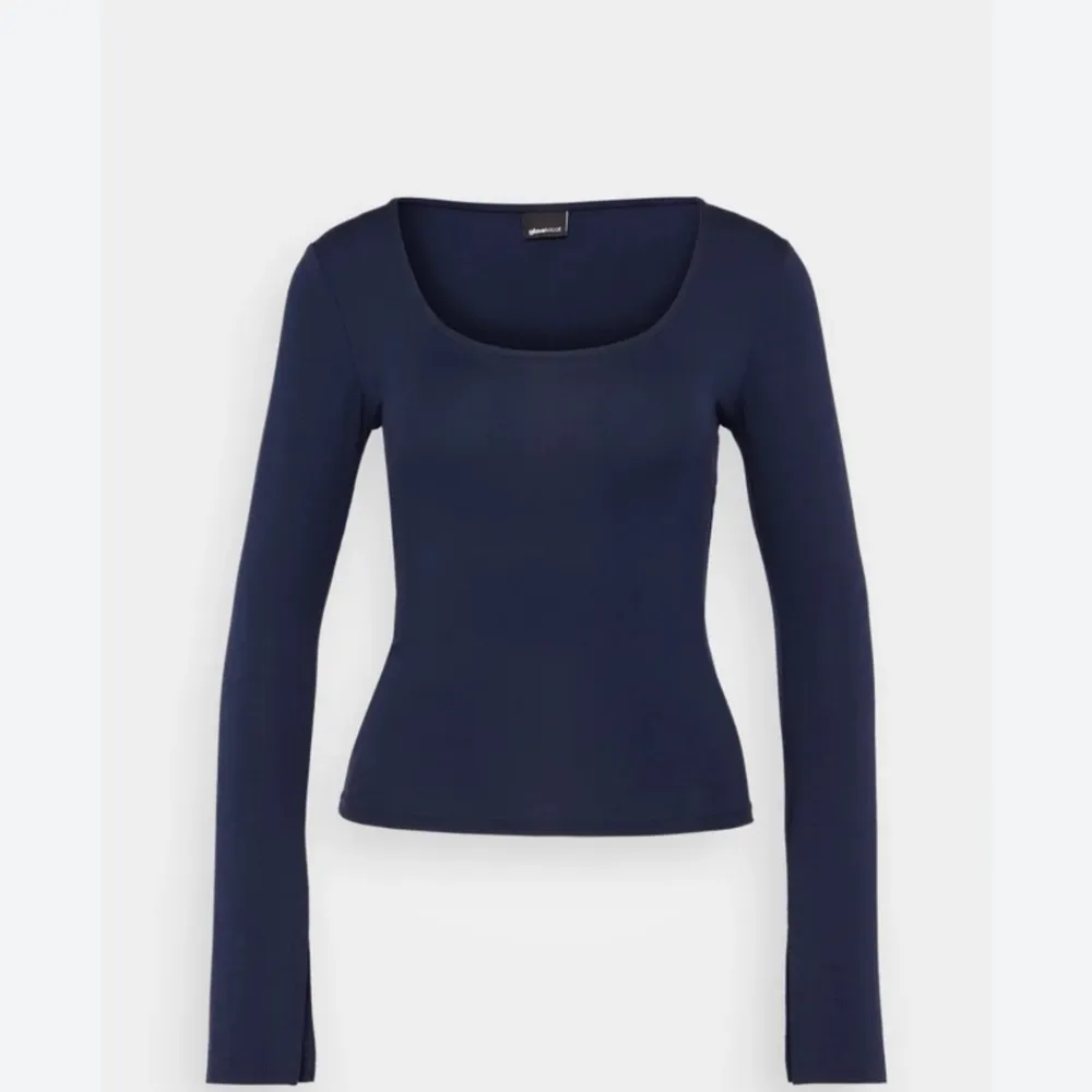 säljer denna soft touch tröjan i mörk blå  från gina i storleken xs inga defekter💓det är bara att använda köp nu. Tröjor & Koftor.