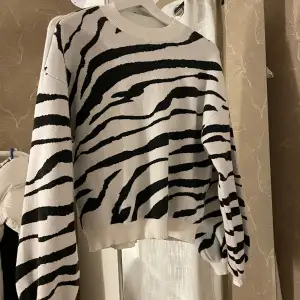 Stickad tröja med zebraprint. Använd få gånger men jättefin! 